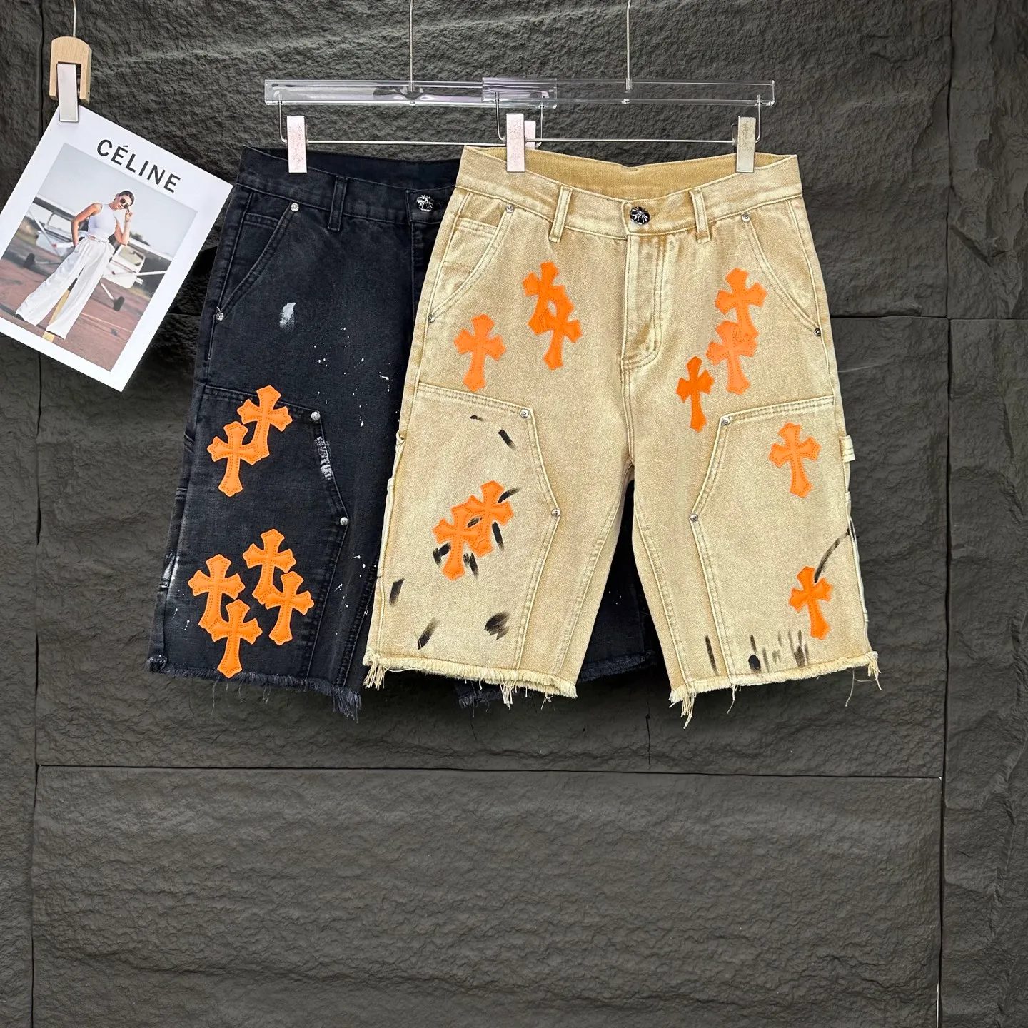 P240 GALLERY DEPT. & Croixin co-branded 2025 new limited edition spliced ​​splash-ink hand-painted orange cross patchwork couple style washed loose denim shorts 🔥High version🔥High version🔥 Original customized denim fabric, the same raw material denim fabric as the Internet celebrity star, full body splicing loose version, splash-ink hand-painted craftsmanship with multiple orange cross embroidery patchwork style designs, very high-end and stylish! The fabric feels very comfortable and these denim shorts are super versatile and look great! ! Complete three standards, same style for men and women 👫A must-have item for everyone Color: black, khaki Size: 28, 30, 32, 34, 36 (five sizes)